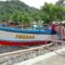 Kepala dinas perikanan Kabupaten Sukabumi Nunung Nurhayati saat menyalurkan bantuan alat tangkap ikan.(FOTO : NANDI/ RADARSUKABUMI)