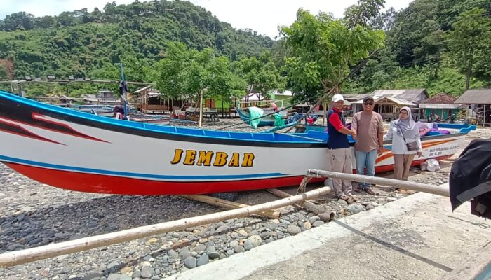 Dinas Perikanan Sukabumi Salurkan Bantuan Alat Tangkap untuk Tingkatkan Kesejahteraan Nelayan