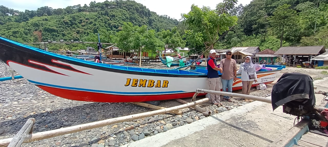 Kepala dinas perikanan Kabupaten Sukabumi Nunung Nurhayati saat menyalurkan bantuan alat tangkap ikan.(FOTO : NANDI/ RADARSUKABUMI)