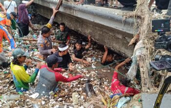 Personel DLH ikut bersihkan sampah bersama gubernur jabar dan bupati, wakil bupati.