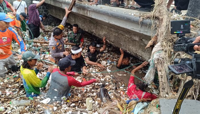 DLH Kabupaten Sukabumi Kerahkan Personal Tangani Sampah Pasca Bencana