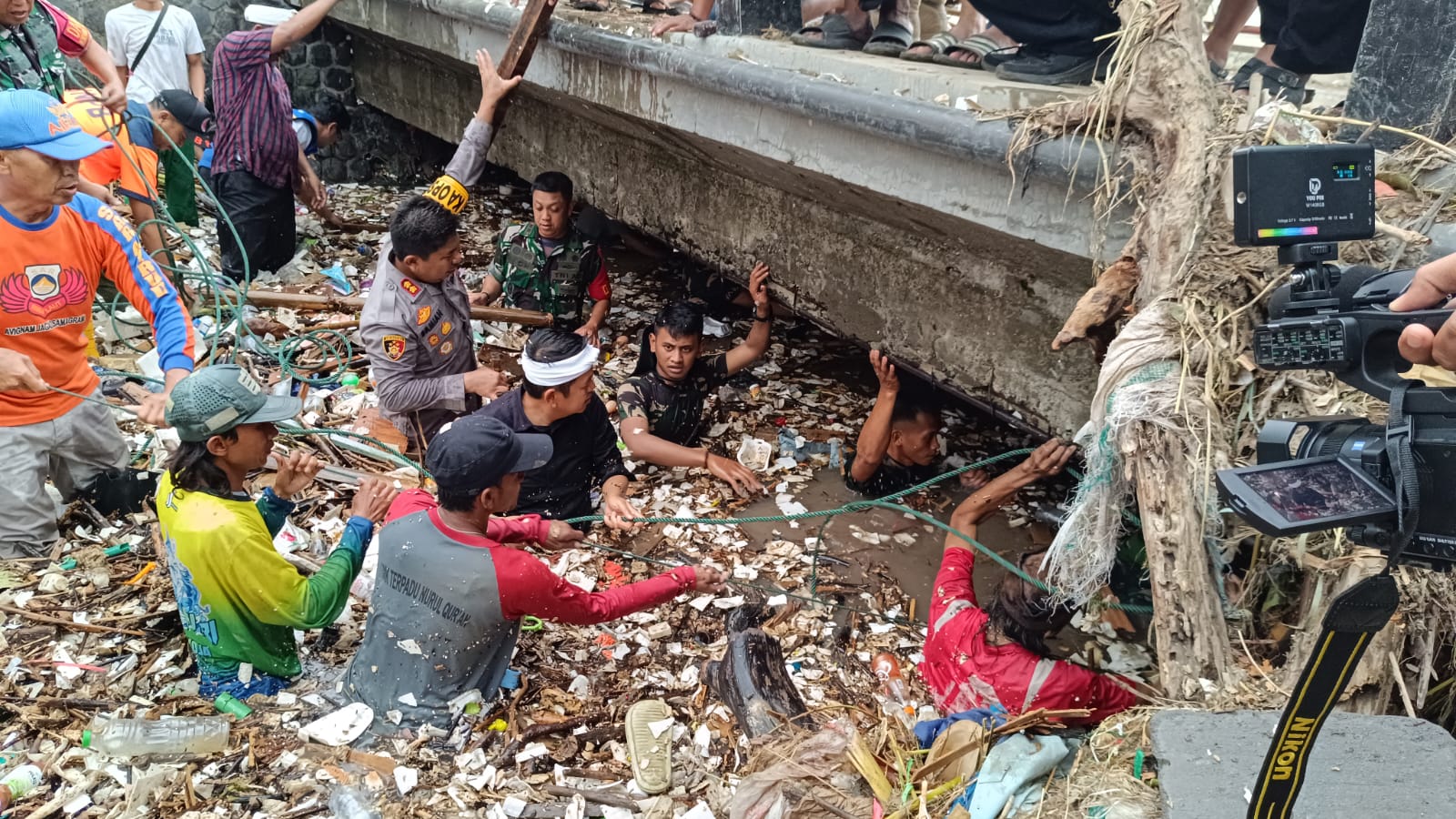 Personel DLH ikut bersihkan sampah bersama gubernur jabar dan bupati, wakil bupati.