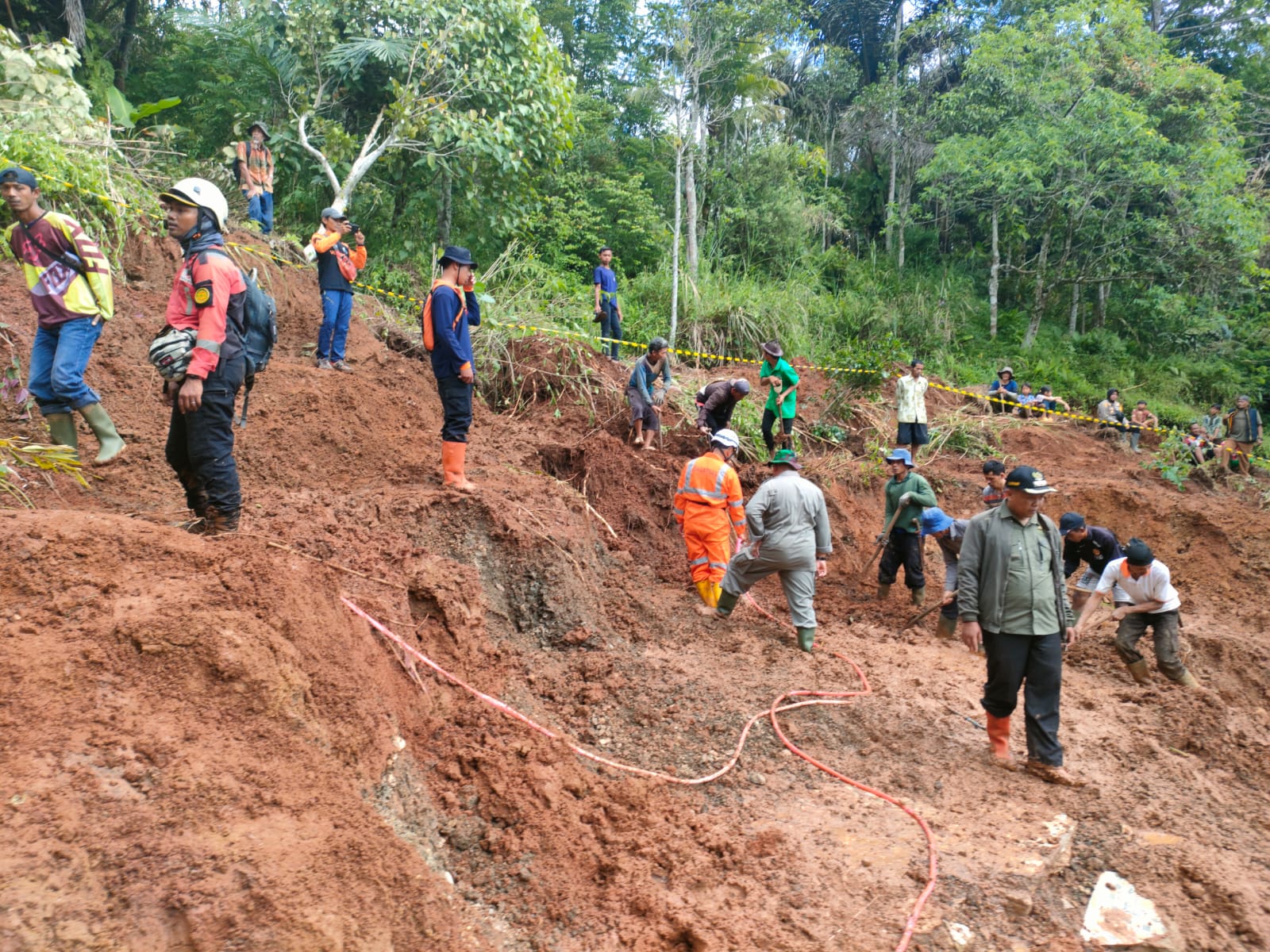 Suasana tim Sar Gabungan saat melakukan upaya pencarian terhadap korban yang tertimbun longsor di Desa Langkapjaya, Kecamatan Lengkong.(FOTO : NANDI/ RADARSUKABUMI)