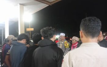 DIAMANKAN : Petugas Kepolisian saat memberikan pembinaan kepada tujuh remaja yang terlibat tawuran di depan orang tuanya di Polsek Cidahu, Resor Sukabumi pada Kamis (14/03) malam.(FOTO : UNTUK RADAR SUKABUMI)