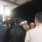 DIAMANKAN : Petugas Kepolisian saat memberikan pembinaan kepada tujuh remaja yang terlibat tawuran di depan orang tuanya di Polsek Cidahu, Resor Sukabumi pada Kamis (14/03) malam.(FOTO : UNTUK RADAR SUKABUMI)