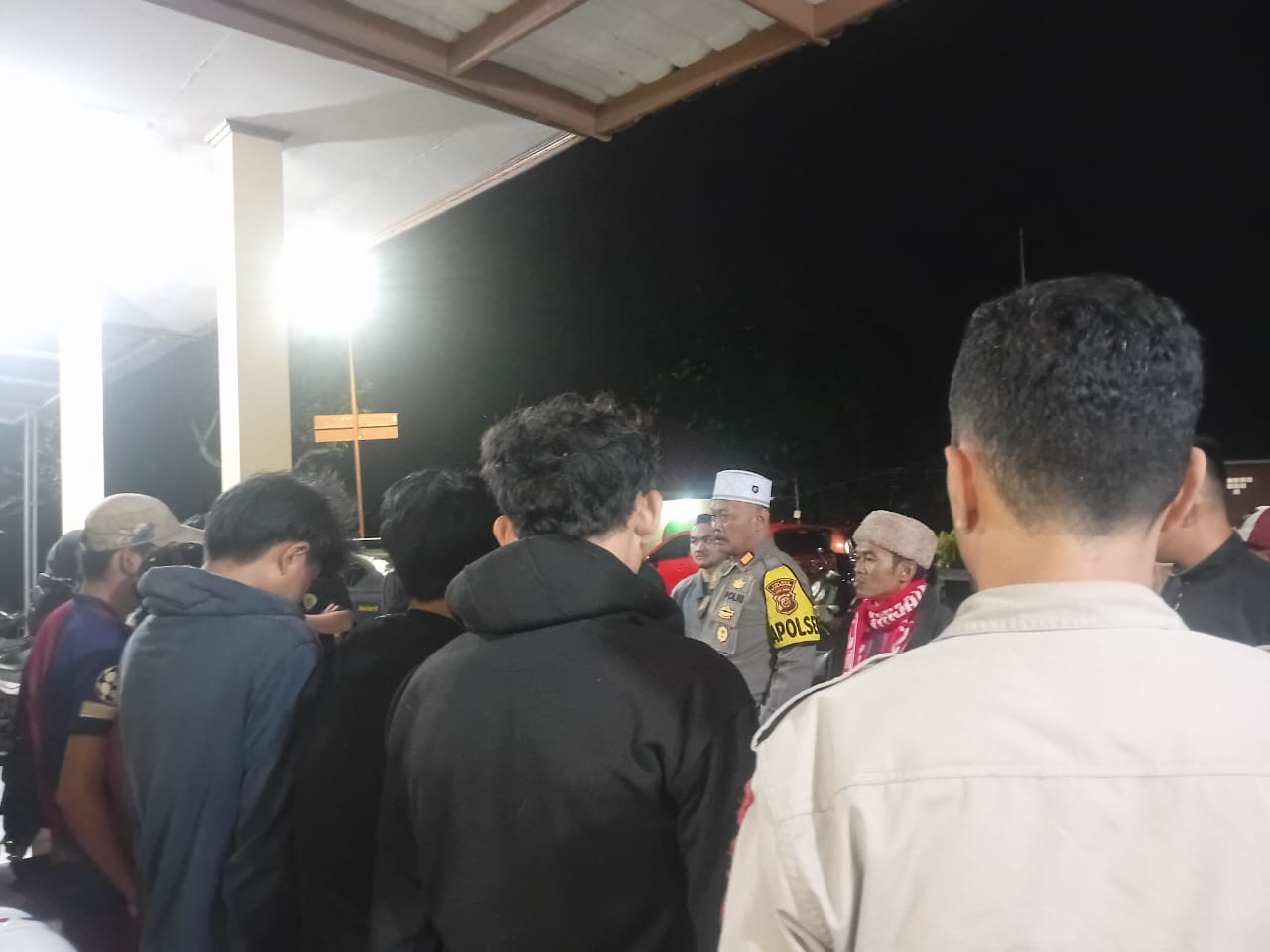 DIAMANKAN : Petugas Kepolisian saat memberikan pembinaan kepada tujuh remaja yang terlibat tawuran di depan orang tuanya di Polsek Cidahu, Resor Sukabumi pada Kamis (14/03) malam.(FOTO : UNTUK RADAR SUKABUMI)