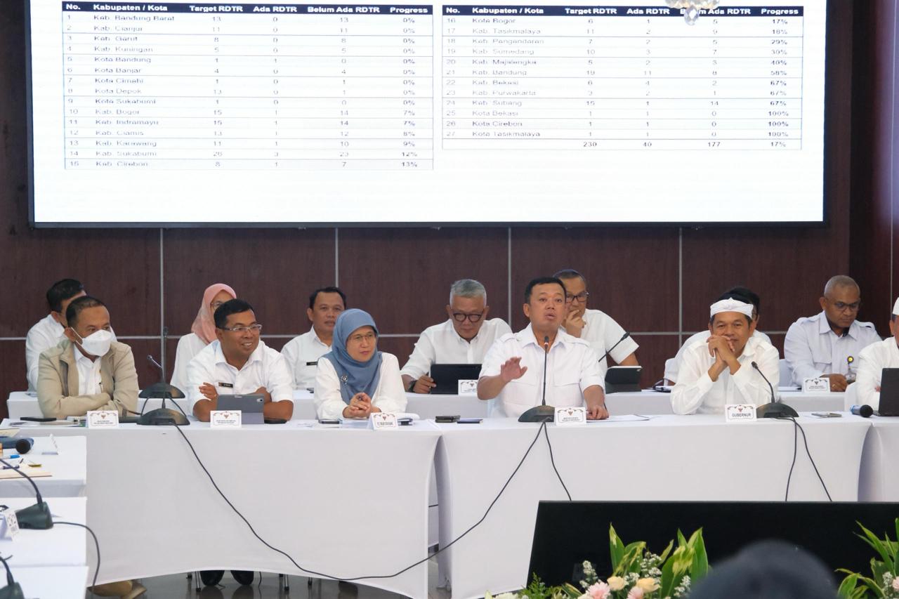 SAMBUTAN : Kepala DPPKB Kabupaten Sukabumi, saat memberikan arahan pada penyuluhan dan pembinaan Program Bangga Kencana pada Jumat (14/03).(FOTO : DENDI/RADAR SUKABUMI)
