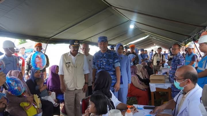 Hari Ulang Tahun (HUT) ke-79 TNI Angkatan Udara, TNI AU melaksanakan kegiatan bakti sosial (baksos) di Parakan Salak, Sukabumi, pada Jumat (14/3/2025).