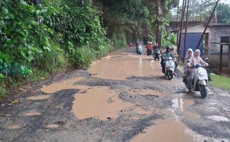 RUSAK PARAH : Kondisi ruas Jalan Raya Pangleseran - Cibatu, Kecamatan Cikembar, Kabupaten Sukabumi, rusak dan dipenuhi kubangan air.