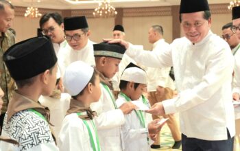 Direktur Utama BSI Hery Gunardi saat memberikan santunan kepada anak-anak yatim di JCC Senayan Jakarta, Jumat (14/03).