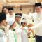 Direktur Utama BSI Hery Gunardi saat memberikan santunan kepada anak-anak yatim di JCC Senayan Jakarta, Jumat (14/03).