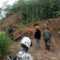 Personel dari forkompimcam Simpenan saat meninjau longsoran di jalan menuju kampung Ciporekat, Desa Sangrawayang, Kecamatan Simpenan.(FOTO ; NANDI/ RADARSUKABUMI)