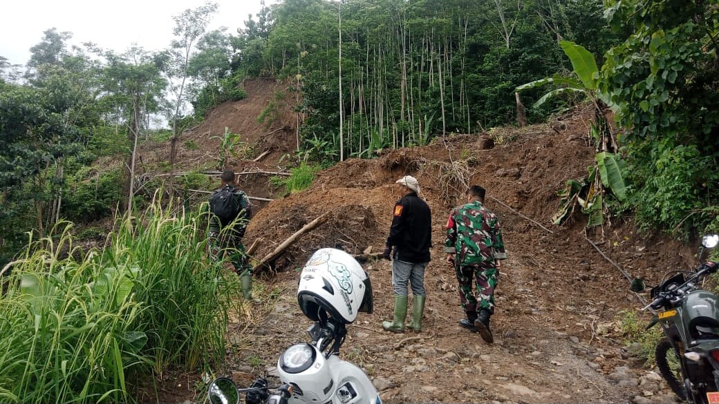 Personel dari forkompimcam Simpenan saat meninjau longsoran di jalan menuju kampung Ciporekat, Desa Sangrawayang, Kecamatan Simpenan.(FOTO ; NANDI/ RADARSUKABUMI)