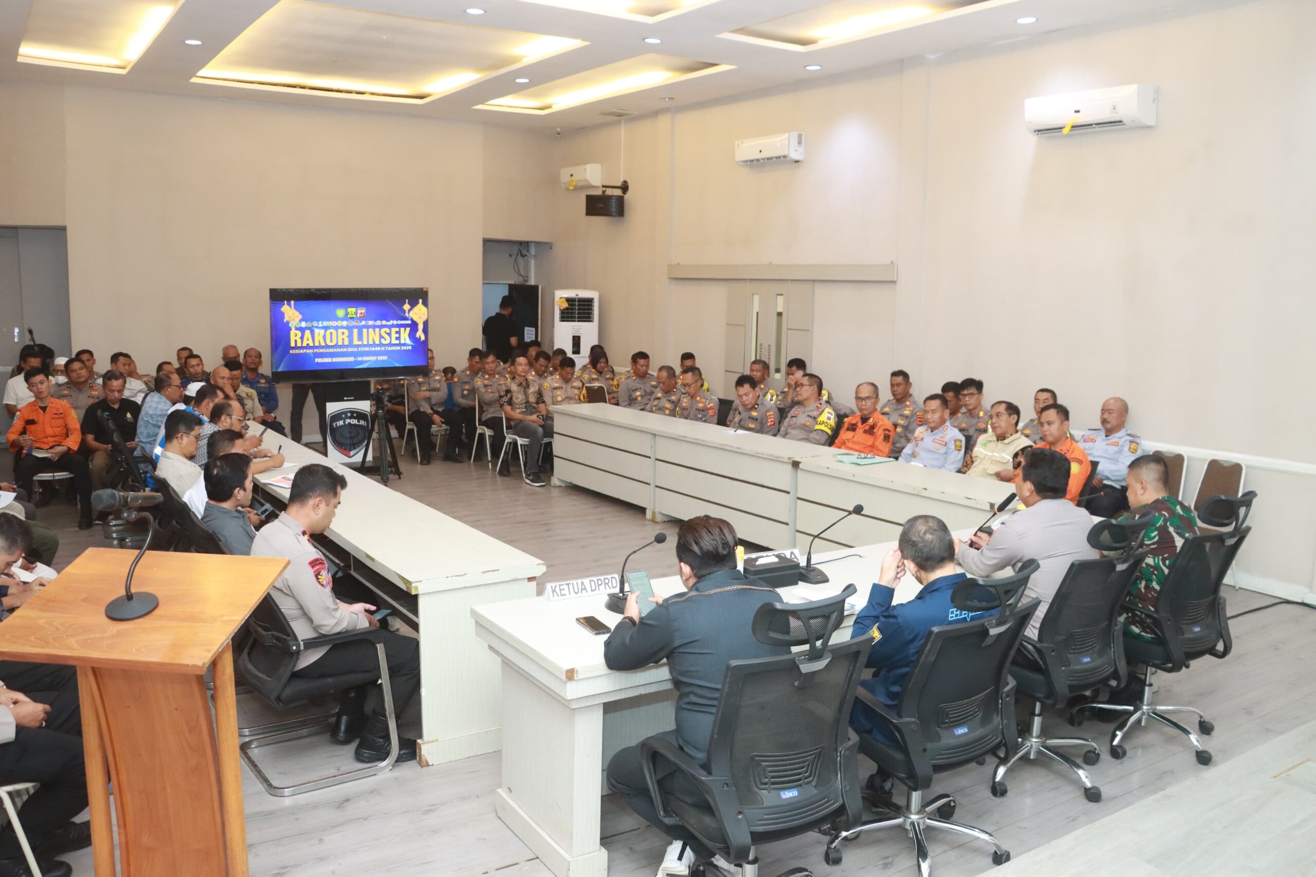 Suasana rapat lintas sektoral jelang pelaksanaan Ops Ketupat Lodaya 2025 Polres Sukabumi.(FOTO : NANDI/ RADARSUKABUMI )