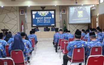 Bupati Sukabumi Asep Japar dihadapan para pegawai ataupun perangkat daerah, camat se kabupaten dan elemen terkait yang hadir dalam rapat dinas yang digelar di aula rapat gedung sekretariat daerah jalan Siliwangi no 10 Palabuhanratu. Senin (17/3/2025).