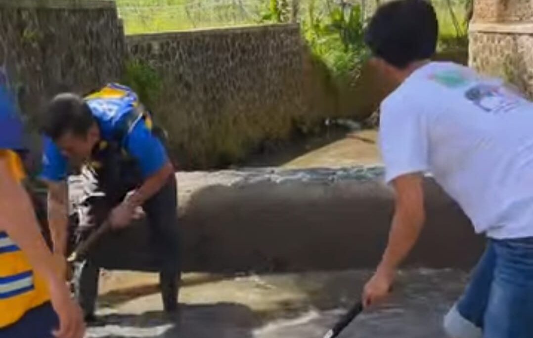 PEMELIHARAAN: Sejumlah petugas DPUTR Kota Sukabumi saat melakukan pemeliharaan Bendung Tonjong di empat lokasi yang berada di Jalan Tata Nugraha, Kelurahan Jayamekar, belum lama ini.(FT: IST)