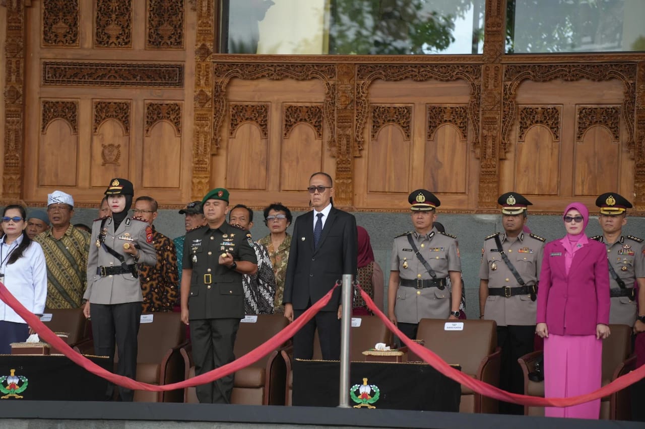 UPACARA: Walikota Sukabumi Ayep Zaki saat menghadiri upacara puncak peringatan Hari Ulang Tahun (HUT) ke-59 di Lapangan Sutadi Ronodipuro, Senin (17/3). (FT: IST)