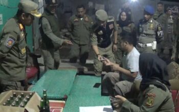 Personel Satpol PP saat melakukan razia di Citepus, Palabuhanratu, kabupaten Sukabumi. (FOTO : NANDI/ RADARSUKABUMI)