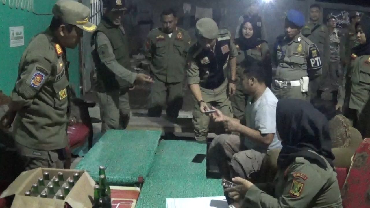 Personel Satpol PP saat melakukan razia di Citepus, Palabuhanratu, kabupaten Sukabumi. (FOTO : NANDI/ RADARSUKABUMI)