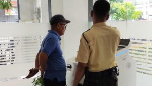 Cara Satpam BRI KC Fatmawati Bantu Nasabah Gunakan Digital CS dengan Sigap