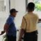 petugas satpam BRI yang siap sedia untuk membantu para nasabah yang ingin melakukan transaksi menggunakan Digital CS.
