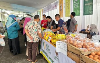 KOMPAK : Kepala DKP Kabupaten Sukabumi, melalui Kabid Diversifikasi dan Ketahanan Pangan Masyarakat, Mirna Puspitasari dan jajarannya, saat foto bersama di lokasi GPM.(FOTO : UNTUK RADAR SUKABUMI)