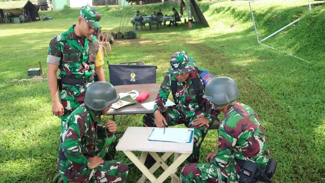 DIUJI : Prajurit Yon Armed 13 Kostrad saat Uji Terampil Jabatan Cuk/Ru/Pok di markas satuannya di Sukabumi. (FOTO : UNTUK RADAR SUKABUMI)