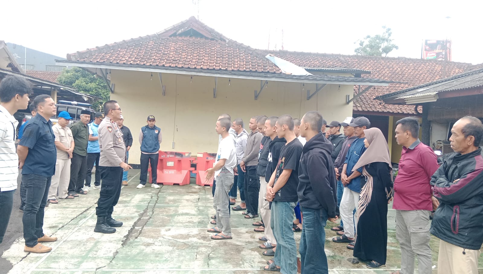 DIAMANKAN : Sejumlah remaja saat sungkem kepada orang tuanya usai diamankan Polsek Cicurug, Resor Sukabumi pada Selasa (18/03).(FOTO : UNTUK RADAR SUKABUMI)
