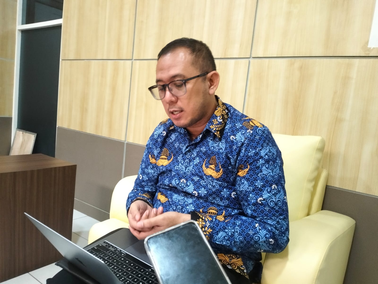 DIWAWANCARA: Kepala Bidang Penelitian dan Pengembangan (Litbang) Bappeda Kota Sukabumi, Ismail Aini saat diwawancara di ruang kerjanya, belum lama ini.