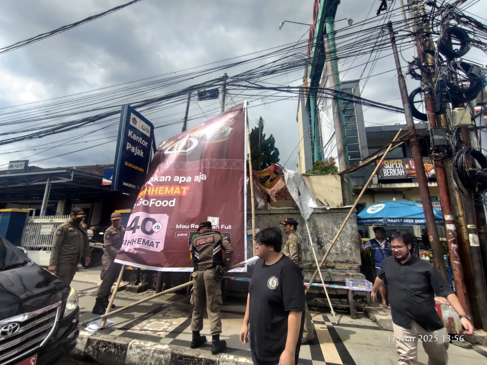 PENERTIBAN: Sejumlah personel Satpol PP Kota Sukabumi saat melakukan penertiban reklame di wilayah kerjanya, Selasa (18/3).(FT: BAMBANG/RADAR SUKABUMI)