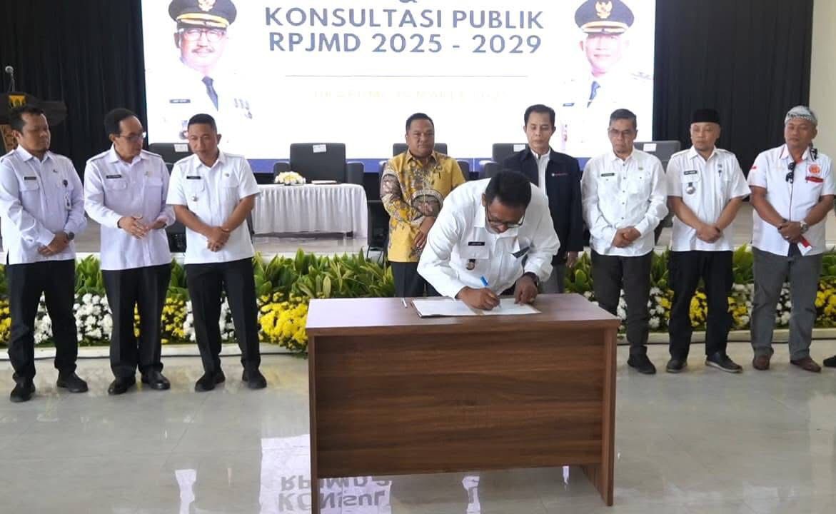 DITANDATANGANI : Bupati Sukabumi, Asep Japar saat menandatangani pada Musrenbang RKPD 2026 di Grand Sulanjana, Kecamatan Sukabumi, pada Rabu (19/03).(FOTO : UNTUK RADAR SUKABUMI)