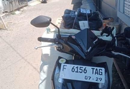 RAIB : Motor kurir paket milik Irfan Faisal (22) yang raih digondol pencuri saat mengantar paket di Kampung Cikaret Hilir, Desa Sasagaran, Kecamatan Kebonpedes.(FOTO : ISTIMEWA)