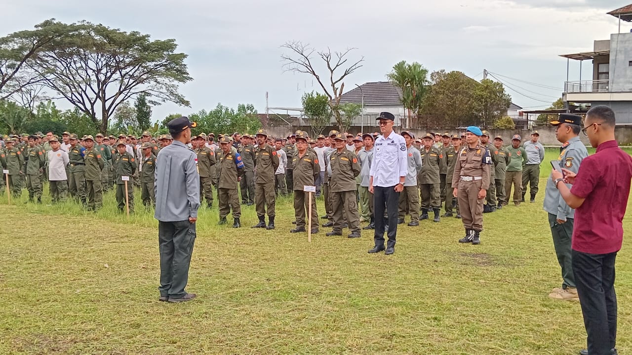 APEL: Anggota Satlinmas dari tujuh kecamatan saat mengikuti apel kesiapsiagaan pengamanan Hari Raya Idul Fitri 1446 Hijriah di Lapangan Kobra Kelurahan Subang Jaya, Kota Sukabumi, belum lama ini. (FT: IST)