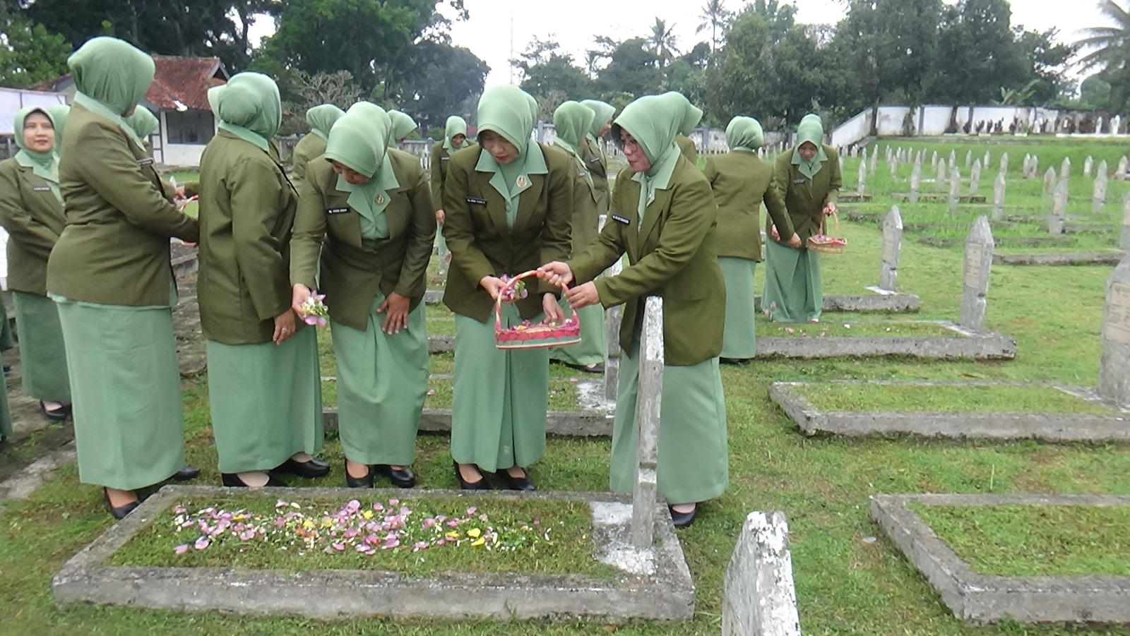 ZIARAH: Persit KCK Cabang XVII Kodim 0607/Kota Sukabumi menggelar ziarah dan tabur bunga di TMP Surya Kencana, Nyomplong, Warudoyong, Kota Sukabumi, Rabu (19/3).(FT: IST)