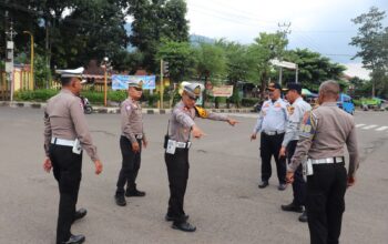Kasatlantas saat pengecekan jalan bersama dishub Kabupaten Sukabumi.(FOTO : NANDI/ RADARSUKABUMI)