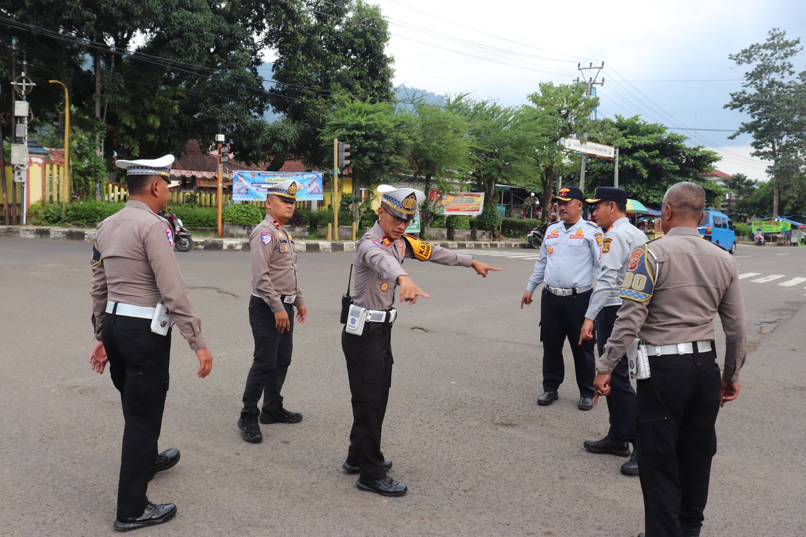 Kasatlantas saat pengecekan jalan bersama dishub Kabupaten Sukabumi.(FOTO : NANDI/ RADARSUKABUMI)