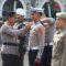 Kapolres Sukabumi AKBP Dr. Samian saat menyematkan pita tanda operasi ketupat Lodaya 2025 kepada perwakilan instansi yang terlibat.(FOTO : NANDI/ RADARSUKABUMI)