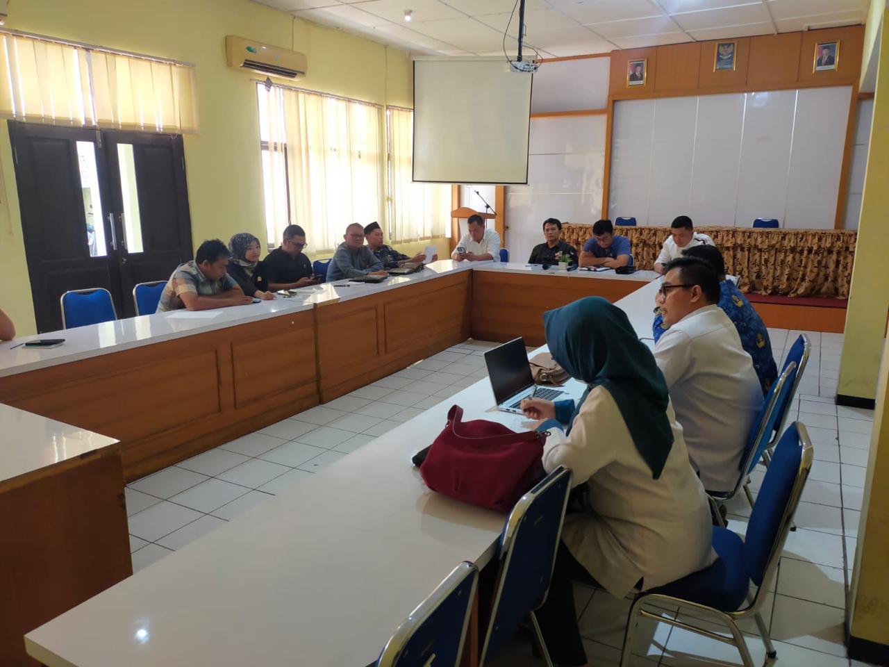 DIBAHAS : Disnakertrans Kabupaten Sukabumi bersama Komisi IV DPRD Kabupaten Sukabumi, saat rapat kerja bersama dua perusahaan peternakan unggas.(FOTO : DENDI/RADAR SUKABUMI)