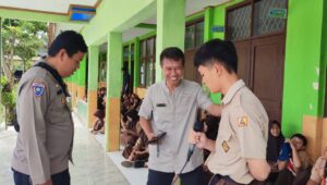 Cegah Tawuran, Polisi Beri Penyuluhan Hukum di SMPN 1 Gegerbitung