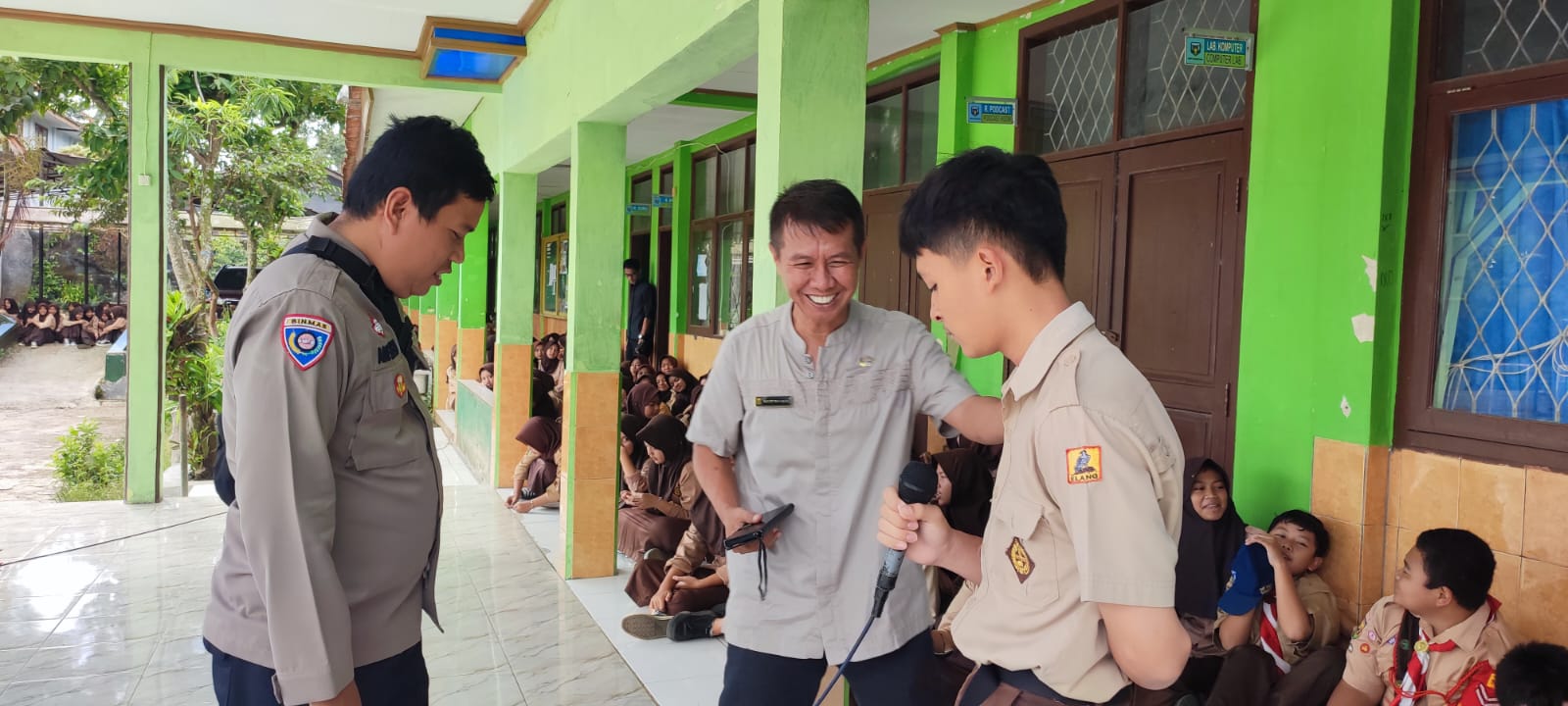 DIBINA : Siswa SMPN I Gegerbitung, saat mengikuti penyuluhan hukum dari Polsek Gegerbitung, Resor Sukabumi.(FOTO : UNTUK RADAR SUKABUMI)
