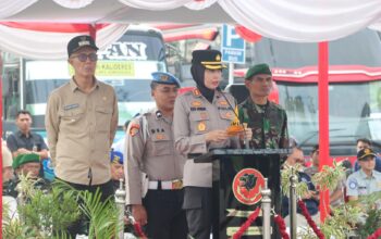 APEL: Polres Sukabumi Kota, menggelar apel gelar pasukan Operasi Ketupat Lodaya 2025 di kawasan terminal Tipe A Kota Sukabumi, Kamis (20/3).(FT: IST)