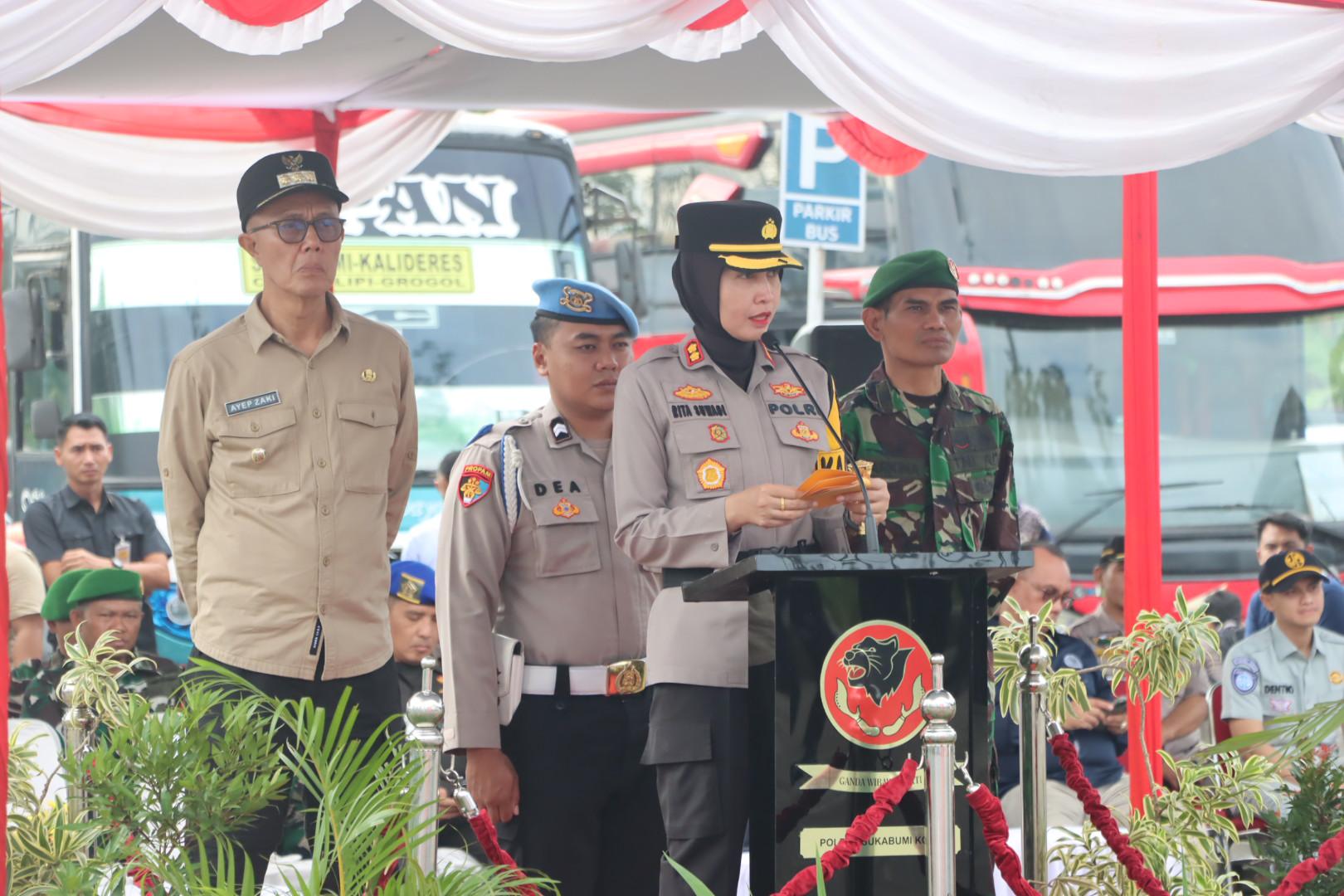 APEL: Polres Sukabumi Kota, menggelar apel gelar pasukan Operasi Ketupat Lodaya 2025 di kawasan terminal Tipe A Kota Sukabumi, Kamis (20/3).(FT: IST)