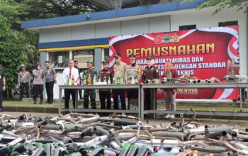 PEMUSNAHAN: Polres Sukabumi Kota bersama unsur Forkopimda memusnahkan barang bukti ribuan botol Miras berbagai merek hingga knalpot brong di Terminal Tipe A, Kamis (20/3).(FT: IST)