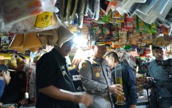 Bupati Sukabumi Asep Japar didampingi Kapolres dan jajaran saat sidak di pasar Palabuhanratu.(FOTO : NANDI/ RADARSUKABUMI)
