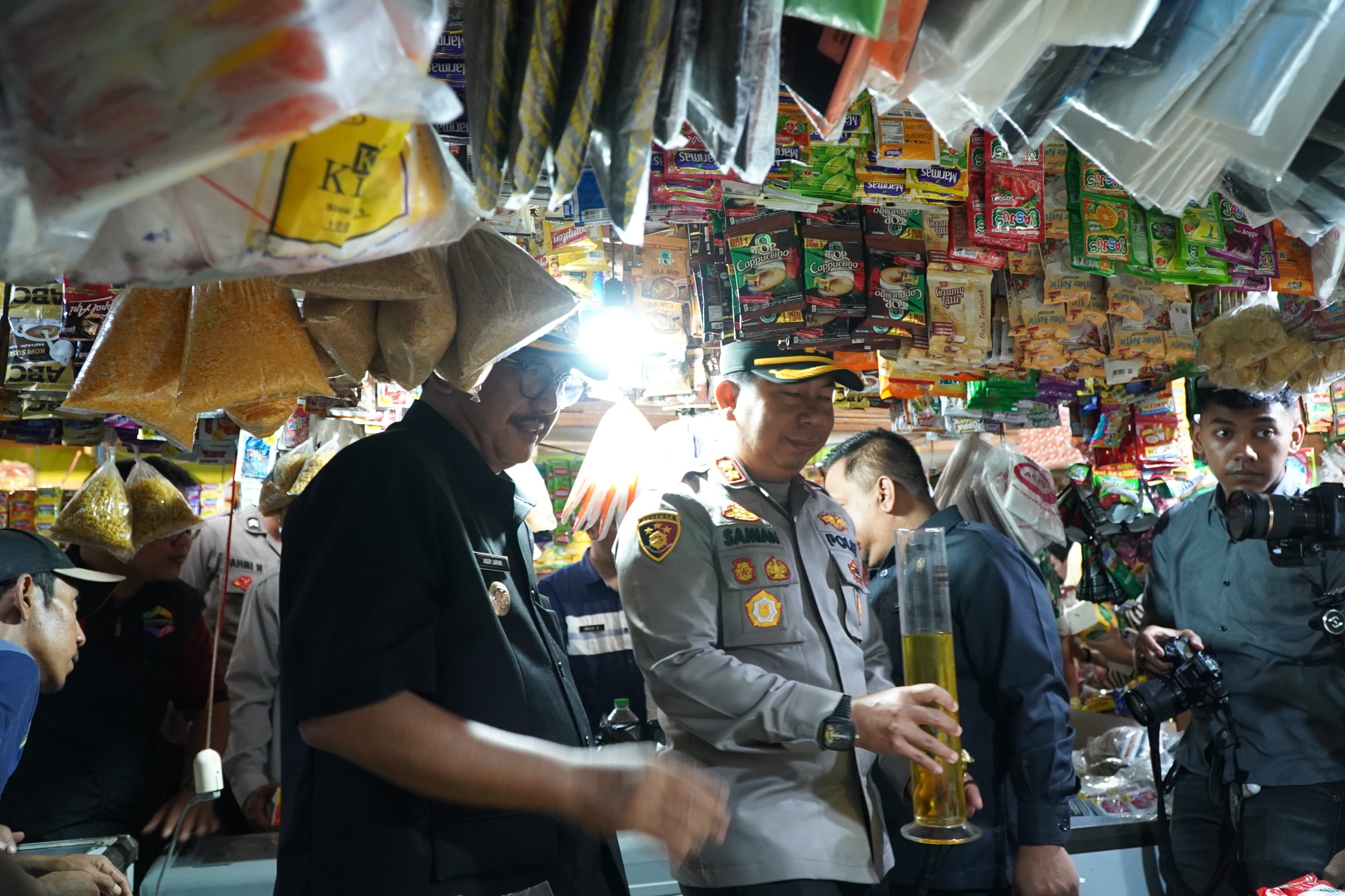 Bupati Sukabumi Asep Japar didampingi Kapolres dan jajaran saat sidak di pasar Palabuhanratu.(FOTO : NANDI/ RADARSUKABUMI)