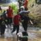 AKSI BERSIH-BERSIH: Pemkot Sukabumi saat menggelar aksi membersihkan lingkungan secara serentak di tujuh kecamatan, salah satunya di Sungai Cisaray di Kelurahan Subangjaya, Kecamatan Cikole, Kamis (20/3). (FT: IST )