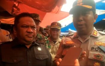 Ketua DPRD Kabupaten Sukabumi Budi Azhar Mutawali saat melakukan sidak bareng bupati dan kapolres di Pasar Semi Modern Palabuhanratu.(FOTO : NANDI/ RADARSUKABUMI)