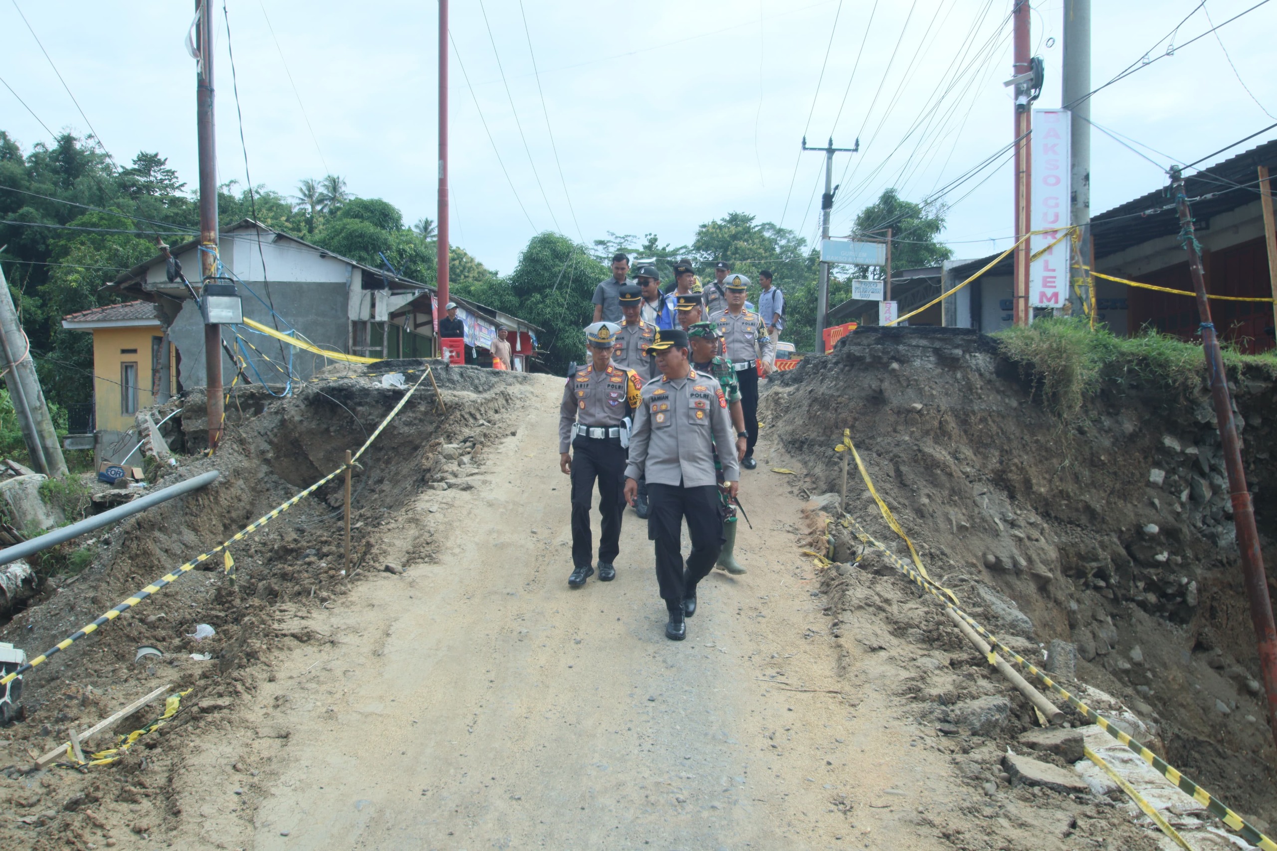 Kapolres Sukabumi AKBP Dr. Samian saat meninjau jembatan Bojongkopo Simpenan yang amblas dampak bencana banjir pada Kamis (6/3/2025) lalu.(FOTO : NANDI/ RADARSUKABUMI)