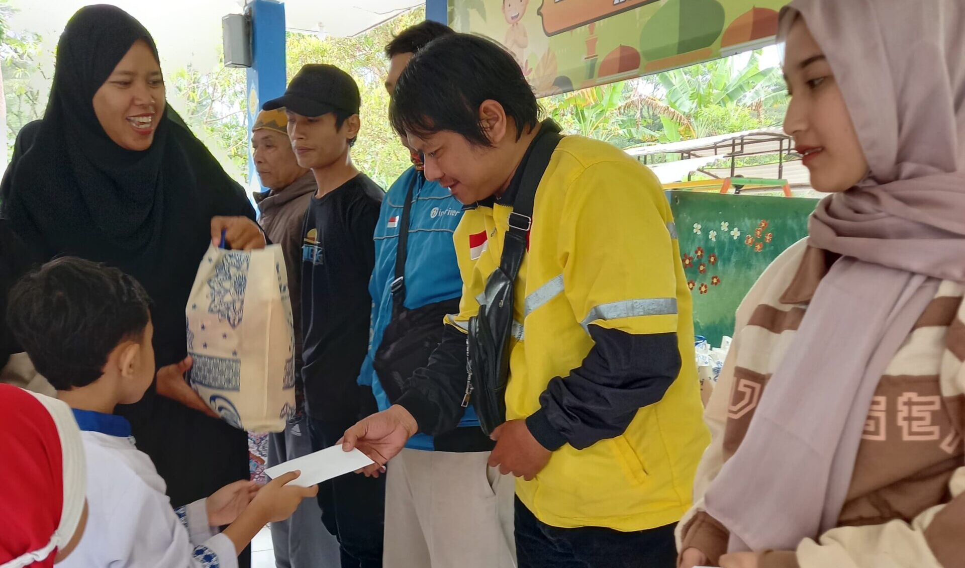 TK Negeri Pembina Baros kembali menghadirkan kegiatan inspiratif melalui "Ramadhan Ceria: Kreasi Seni yang Menginspirasi dan Ketulusan Berbagi"
