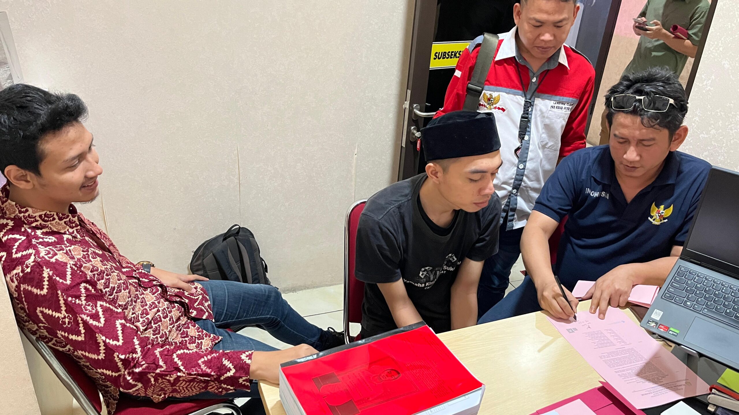 DITAHAN : Petugas Kejari Kabupaten Sukabumi, saat menggiring Agung, mantan Sekdes Cikahuripan, Kecamatan Kadudampit, Kabupaten Sukabumi yang terjerat kasus Tipikor untuk dijebloskan ke Lapas Kebon Waru Bandung pada Jumat (21/03).(FOTO : UNTUK RADAR SUKABUMI)